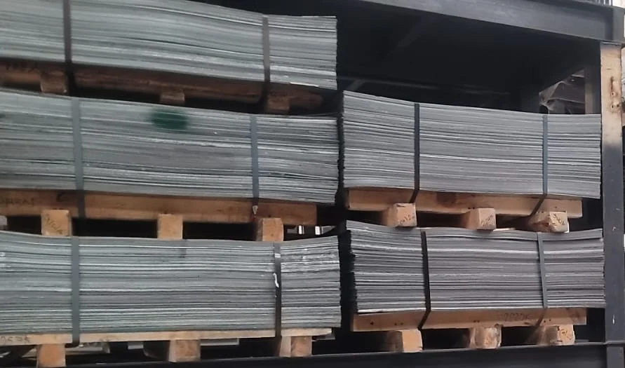 Recortes de lámina galvanizada